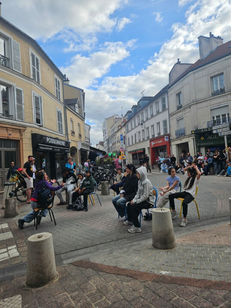 Des jeunes de CERISE lors de la répétition publique du spectacle Désertines, place des Belles Femmes, Nanterre ville, 05/06/26 © CERISE
