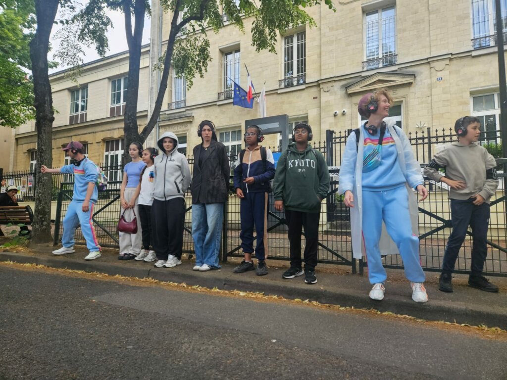 Les jeunes et les moins jeunes artistes de Désertines saluant le public devant le lycée professionnel Louise Michel à Nanterre le 06/06/26